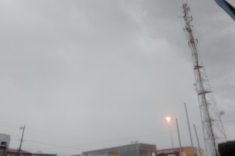 Cansanção começa a chover trovoada o povo da cidade de Cansanção Bahia fica alegre devido à chuva pela chegada da chuva na cidade